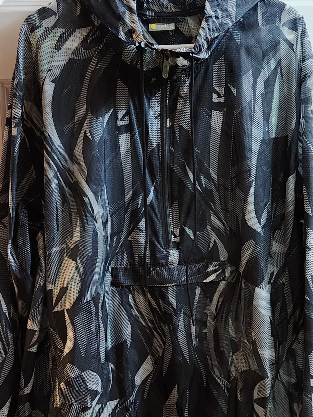 Zella Brand, Women's Black & Gray, Lightweight Hooded Windbreaker Jacket. XL.